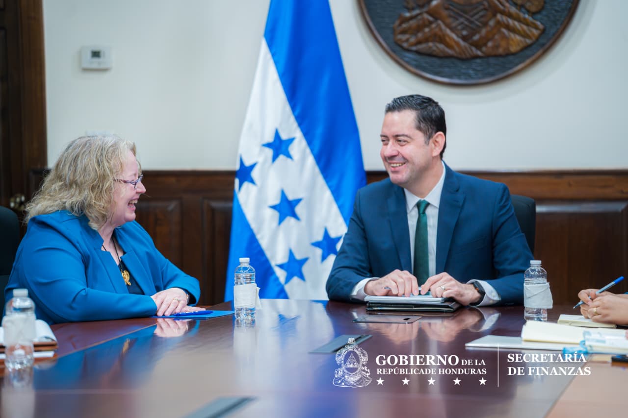 Primer encuentro entre el Ministro de Finanzas y la Encargada de Negocios de Estados Unidos