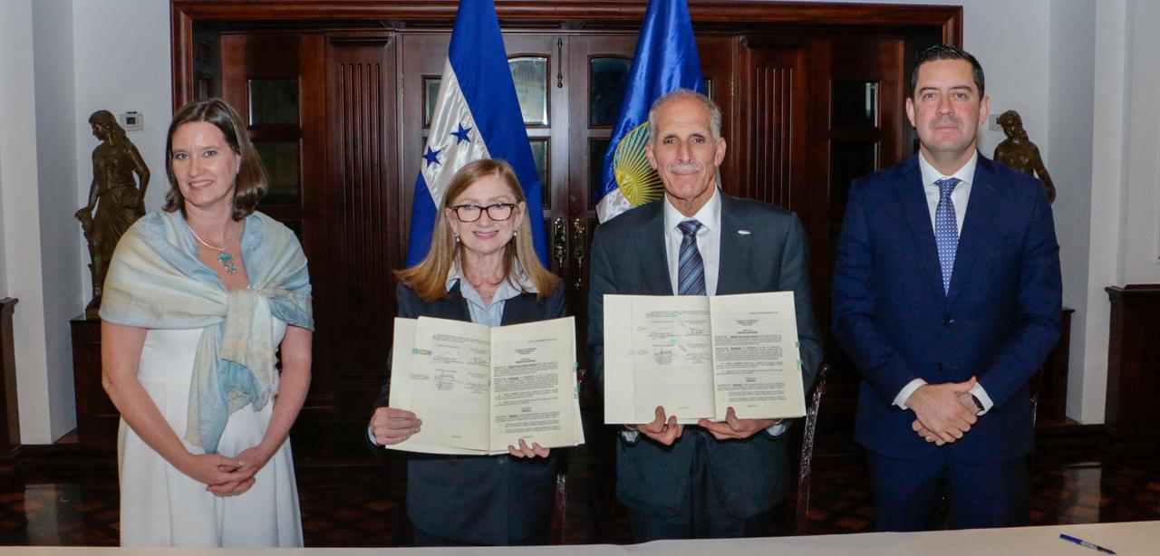 Gobierno de Honduras y el BID firman tres convenios que favorecen al país