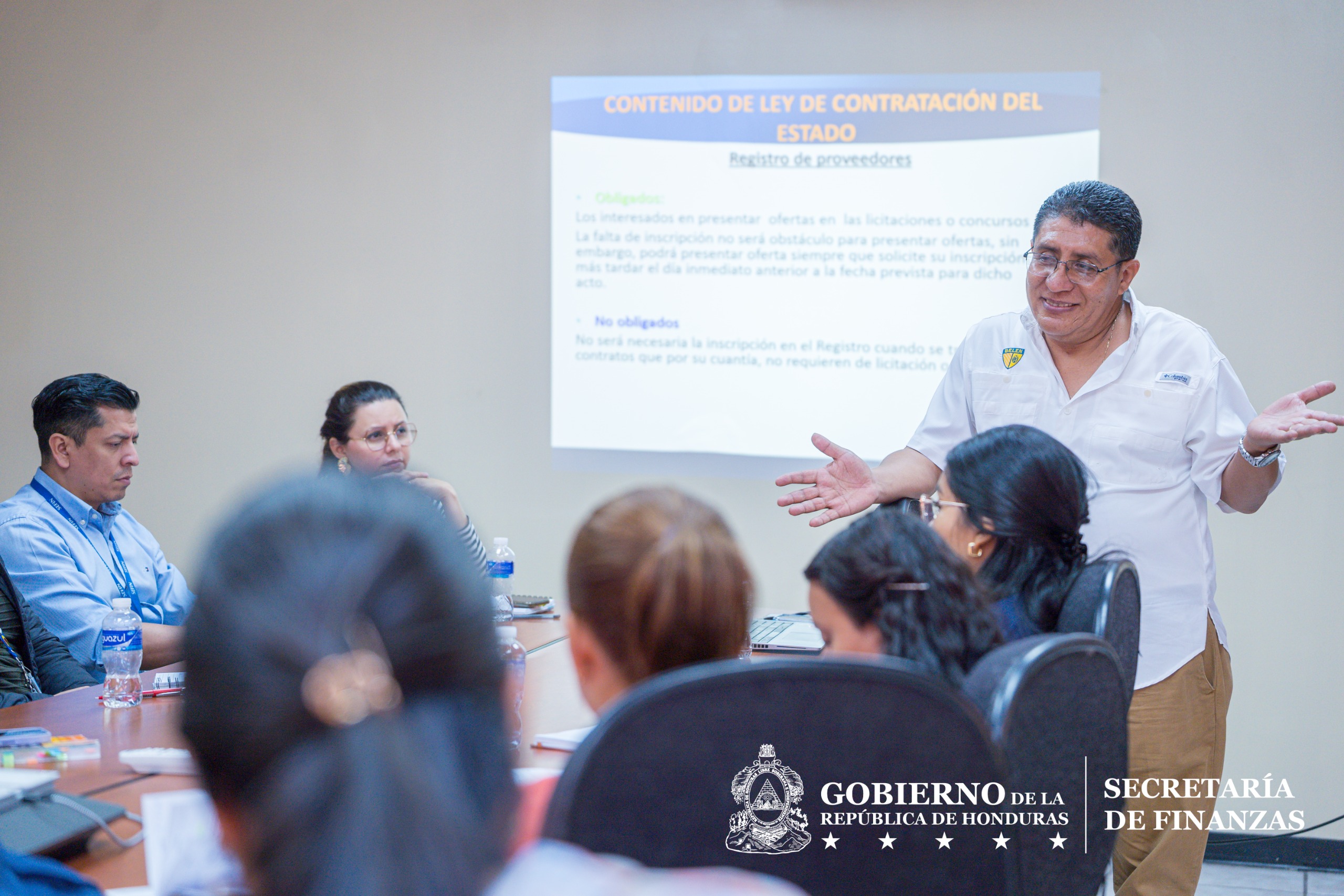 La SEFIN capacita empleados para afianzar procesos sobre la Ley de Contratación del Estado