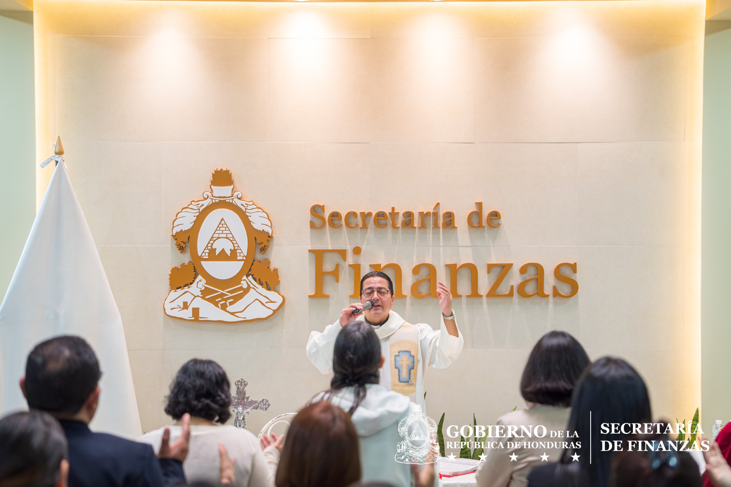 Colaboradores de Sefin participan en la Misa de la Divina Misericordia