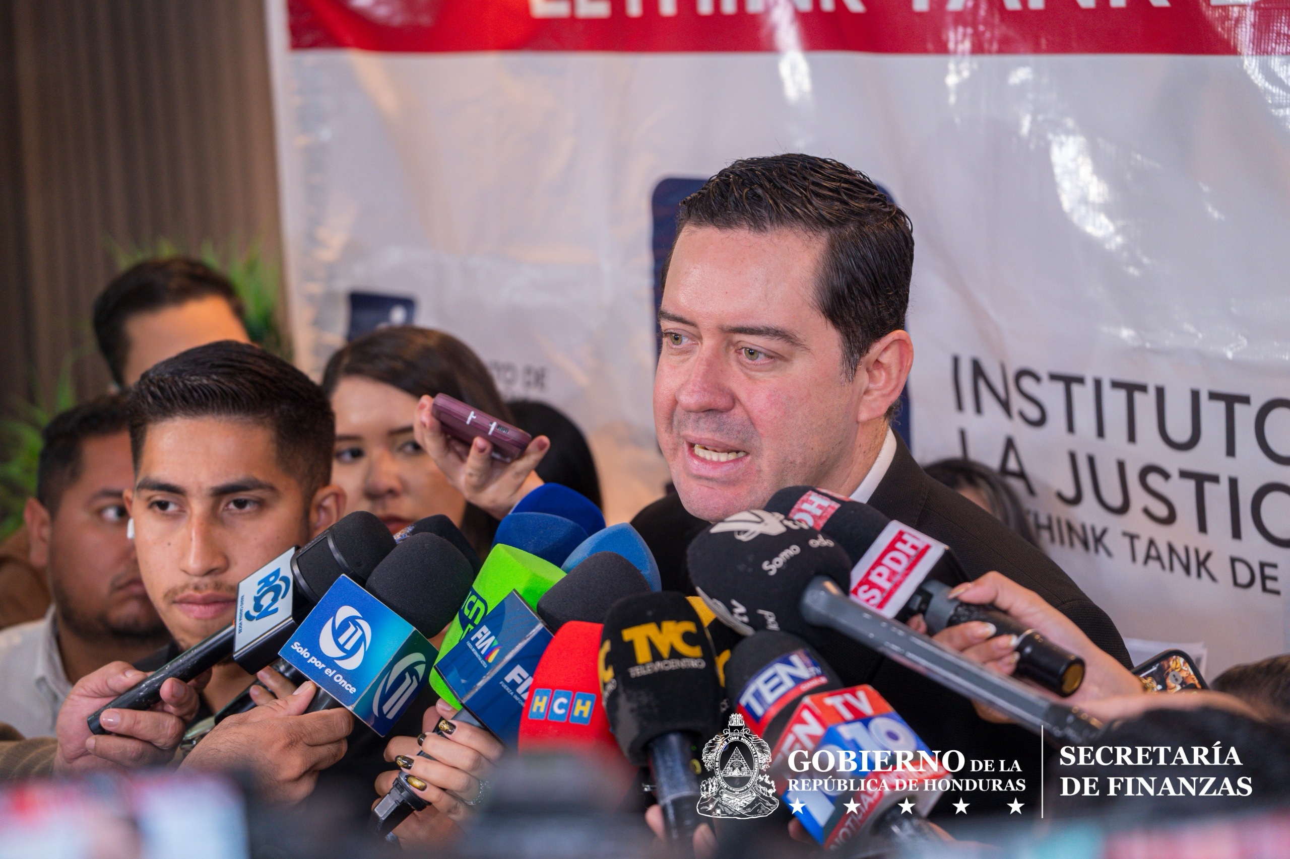 Ministro de Finanzas: “Se debe hacer una transformación en el sistema eléctrico”