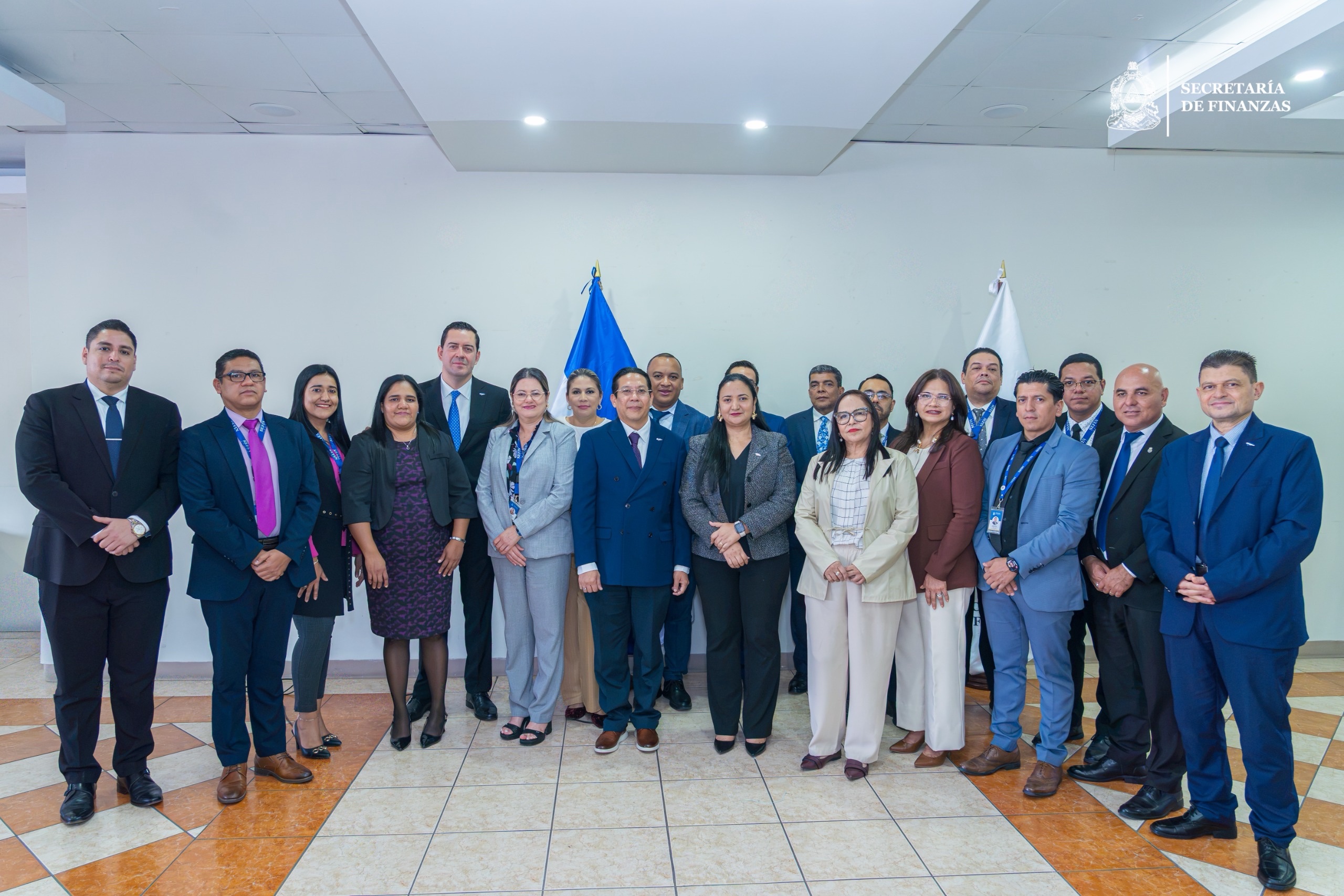 Ministro de Finanzas juramenta comités de Control Interno