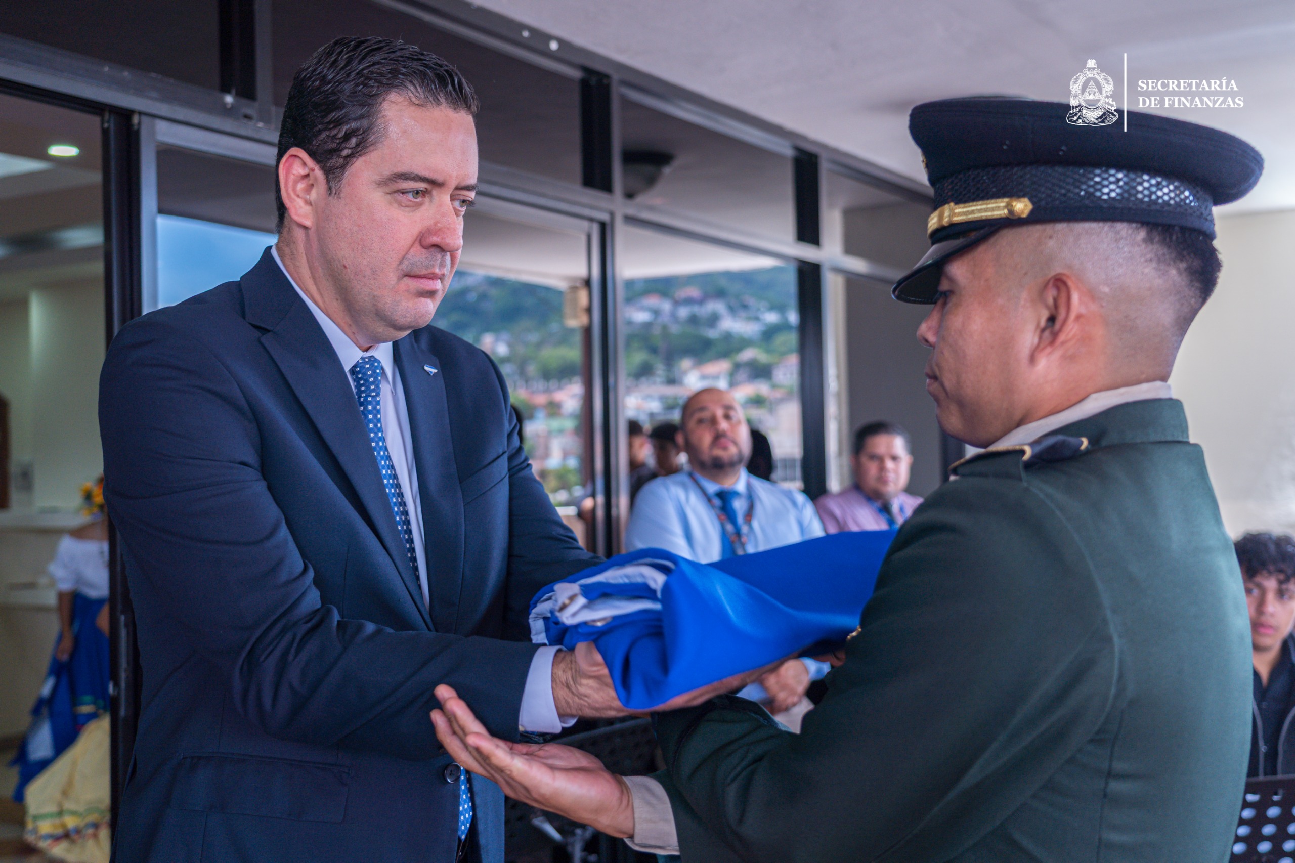La SEFIN conmemora el inicio de las Fiestas Patrias con el izamiento de la Bandera Nacional