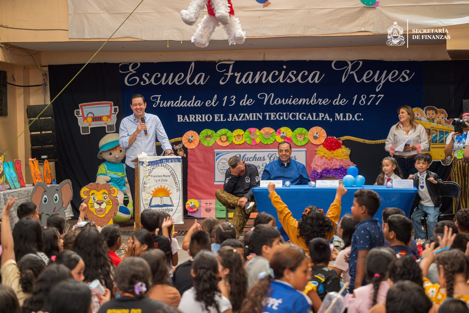 Ministro de Finanzas y colaboradores celebran con niños de la Escuela Francisca Reyes